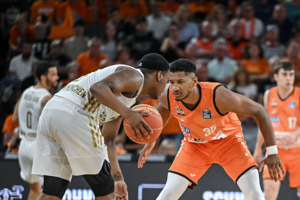 他委任一名 他委任一名